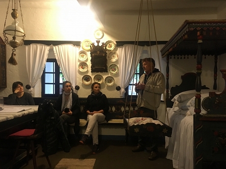 Lászik Mihály, a Békéscsabai Szlovák Önkormányzat elnöke bemutatja a békéscsabai Szlovák Tájházat a mintaprojekt résztvevőinek