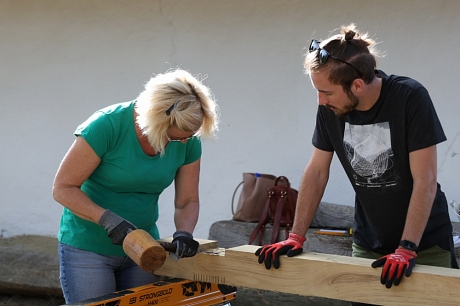 1. kép: Kötési elemek kivésése, Szenna, 2025. Fotó: Szathmáry Dóra